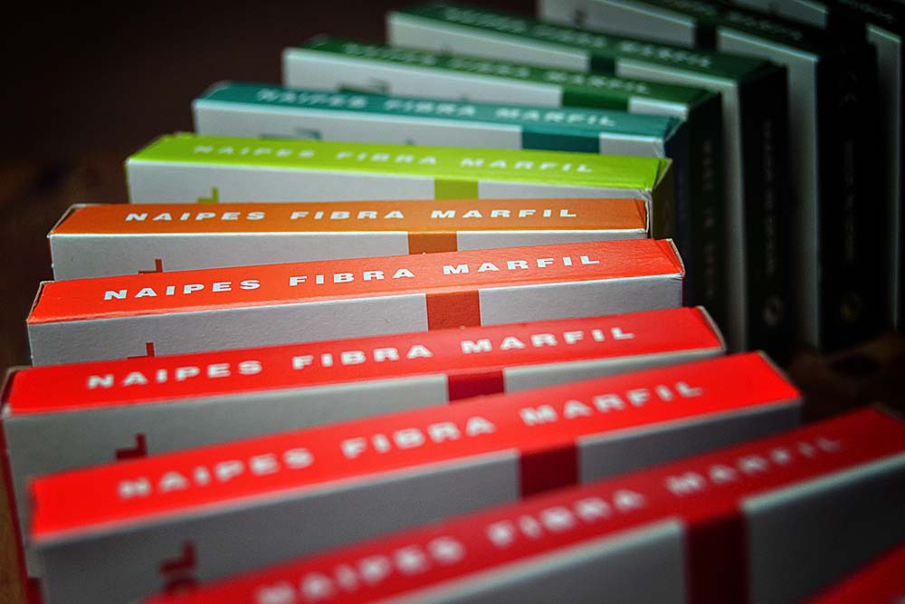 Naipe español estuche rojo detalle